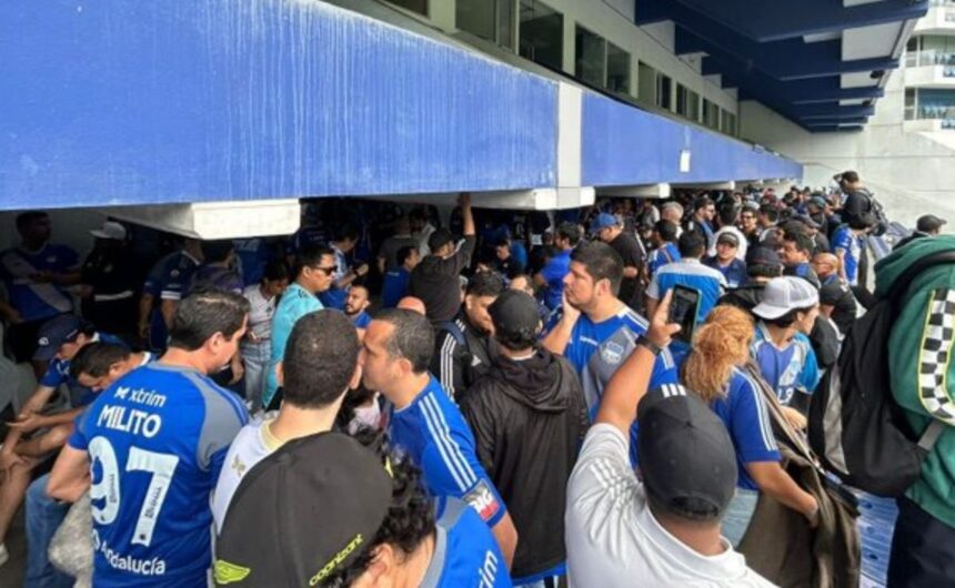 Contra lluvia y contra polemicas La hinchada no f Pese a las polémicas y el clima adverso, los socios del Club Sport Emelec acudieron a las urnas para elegir a su nueva directiva liderada por José Pileggi.