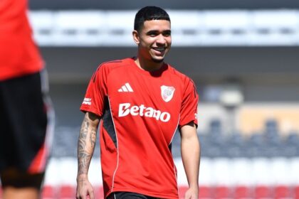 Desde el cuerpo tecnico de River creen que a Kendr El cuerpo técnico de River Plate observó de cerca a la joven promesa ecuatoriana Kendry Páez, señalando que aún requiere mayor desarrollo en su aspecto físico.