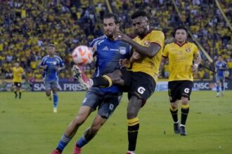 Doble camisetazo Emelec va por dos jugadores de B El mercado de fichajes se enciende con el posible interés del Bombillo en contratar a dos futbolistas que actualmente militan en su eterno rival, Barcelona SC.
