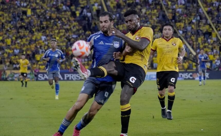 Doble camisetazo Emelec va por dos jugadores de B El mercado de fichajes se enciende con el posible interés del Bombillo en contratar a dos futbolistas que actualmente militan en su eterno rival, Barcelona SC.