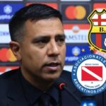 El tenso momento entre Cesar Farias y periodista t Tras la derrota de Barcelona ante Argentinos Juniors, el estratega César Farías tuvo un acalorado intercambio de palabras con un periodista en rueda de prensa.