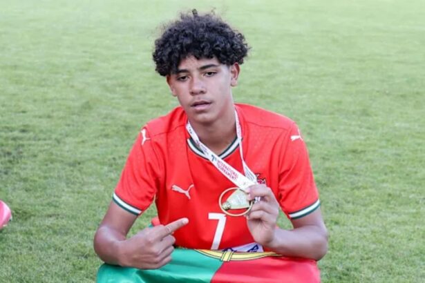 El tercer trofeo del hijo de Cristiano Ronaldo con Tras ganar su tercer título en Portugal, el hijo de CR7 genera un intenso debate sobre cuál de las cinco selecciones nacionales elegirá para su futuro.