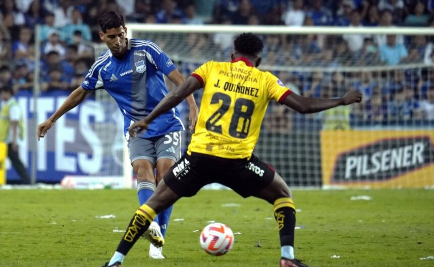 Emelec rompe la LigaPro y va por un camisetazo de El Club Sport Emelec busca dar el golpe en la LigaPro al intentar el fichaje de un jugador clave de Barcelona SC para la temporada actual.