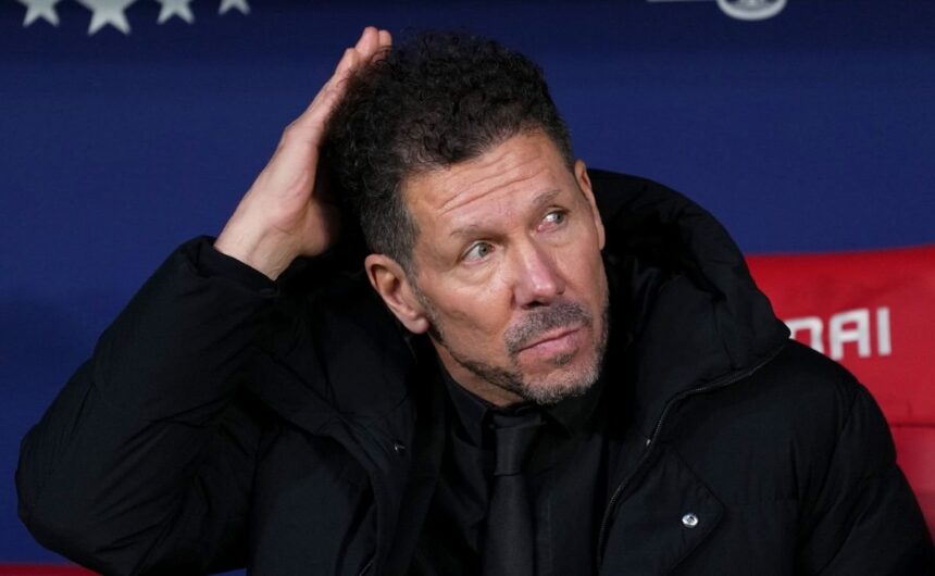 En Espana aseguran que Simeone ya tiene un acuerdo Reportes desde España aseguran que el 'Cholo' Simeone dejaría el Atlético de Madrid para asumir el mando del Inter, equipo de Lautaro Martínez.