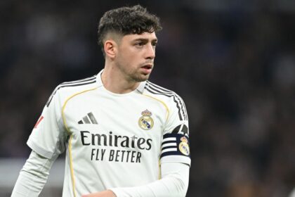 Fede Valverde no es lider sigue siendo el joven d El mediocampista uruguayo Fede Valverde es señalado por analistas que aseguran que aún no asume un rol de liderazgo real dentro del vestuario merengue.