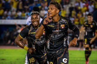 Guayaquil City vs. Barcelona Hinchas vuelven a pe Tras el duelo ante Guayaquil City, la afición de Barcelona SC mostró su descontento y señaló a varios futbolistas del esquema de César Farías.