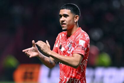 Hinchas de River Plate cuestionan la ultima decisi La afición del club argentino manifiesta su inconformidad con las recientes posturas de Marcelo Gallardo respecto a la joya ecuatoriana Kendry Páez.