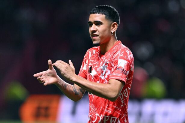 Hinchas de River Plate cuestionan la ultima decisi La afición del club argentino manifiesta su inconformidad con las recientes posturas de Marcelo Gallardo respecto a la joya ecuatoriana Kendry Páez.