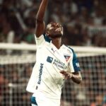 Liga de Quito gano pero los hinchas senalaron a va LDU de Quito celebró su presentación oficial con una victoria, aunque el desempeño de ciertos futbolistas generó cuestionamientos en la afición alba.