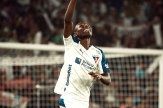 Liga de Quito gano pero los hinchas senalaron a va LDU de Quito celebró su presentación oficial con una victoria, aunque el desempeño de ciertos futbolistas generó cuestionamientos en la afición alba.