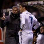 Mourinho Es mas dificil ser Cristiano Ronaldo que José Mourinho analiza la eterna rivalidad del fútbol mundial y explica por qué el mérito de Cristiano Ronaldo destaca sobre el talento de Lionel Messi.