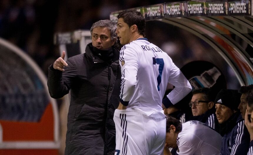 Mourinho Es mas dificil ser Cristiano Ronaldo que José Mourinho analiza la eterna rivalidad del fútbol mundial y explica por qué el mérito de Cristiano Ronaldo destaca sobre el talento de Lionel Messi.