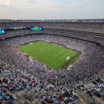 Mundial 2026 las 16 sedes ciudades estadios y c Descubre los escenarios en Estados Unidos, México y Canadá que albergarán la Copa del Mundo 2026, el torneo más grande de la historia con 48 selecciones.