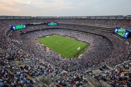 Mundial 2026 las 16 sedes ciudades estadios y c Descubre los escenarios en Estados Unidos, México y Canadá que albergarán la Copa del Mundo 2026, el torneo más grande de la historia con 48 selecciones.