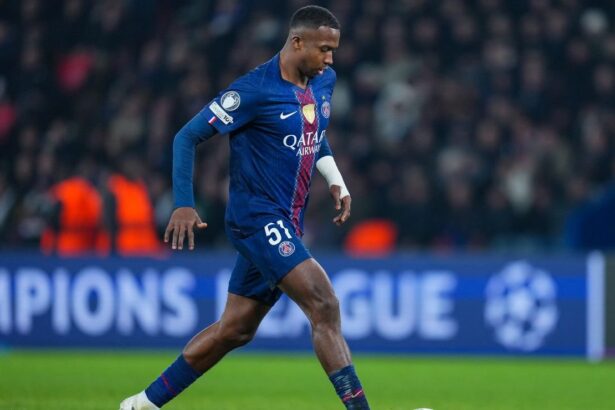 No han ganado nada y ponen a estos dos defensas po El gran momento de William Pacho en el PSG genera debate internacional tras ser comparado con defensores de menor recorrido y sin títulos en su haber.