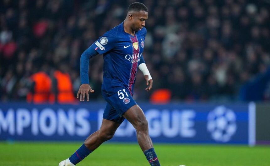 No han ganado nada y ponen a estos dos defensas po El gran momento de William Pacho en el PSG genera debate internacional tras ser comparado con defensores de menor recorrido y sin títulos en su haber.