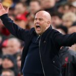 Premier League el ultimatum del Liverpool a Arne La directiva de los 'Reds' exige a Arne Slot la clasificación a la Champions League como condición única para evitar su despido inmediato de Anfield.