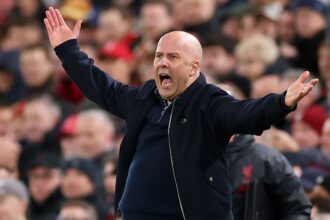 Premier League el ultimatum del Liverpool a Arne La directiva de los 'Reds' exige a Arne Slot la clasificación a la Champions League como condición única para evitar su despido inmediato de Anfield.