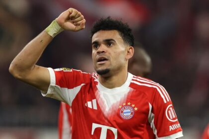 Titular de Manchester United pone a Luis Diaz como Un referente del Manchester United reconoce el gran nivel de Luis Díaz, ubicándolo entre los tres mejores extremos del fútbol mundial actualmente.