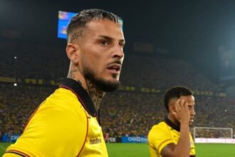 VIDEO Benedetto estuvo cerca del gol en Barcelon El delantero argentino Darío Benedetto generó una clara ocasión de peligro y estuvo cerca de marcar su primer tanto con la camiseta del Ídolo del Astillero.