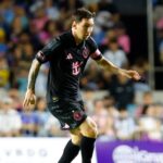 VIDEO Cuidado con Leo Hinchas invaden la cancha Un momento de tensión se vivió cuando varios aficionados saltaron al campo buscando a Lionel Messi, provocando una accidentada reacción de la seguridad.