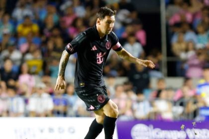 VIDEO Cuidado con Leo Hinchas invaden la cancha Un momento de tensión se vivió cuando varios aficionados saltaron al campo buscando a Lionel Messi, provocando una accidentada reacción de la seguridad.