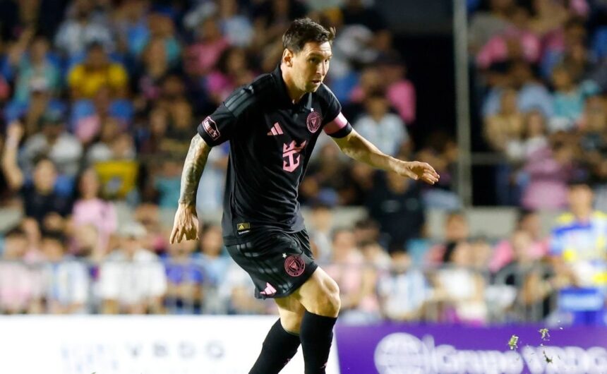 VIDEO Cuidado con Leo Hinchas invaden la cancha Un momento de tensión se vivió cuando varios aficionados saltaron al campo buscando a Lionel Messi, provocando una accidentada reacción de la seguridad.
