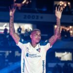 VIDEO Deyverson anota su primer gol con Liga de El delantero brasileño Deyverson se estrenó como goleador con la camiseta de Liga de Quito, generando gran expectativa entre la hinchada alba.