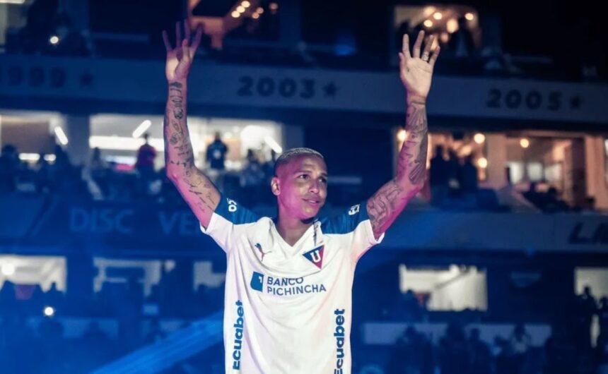 VIDEO Deyverson anota su primer gol con Liga de El delantero brasileño Deyverson se estrenó como goleador con la camiseta de Liga de Quito, generando gran expectativa entre la hinchada alba.