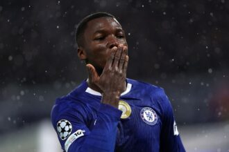 VIDEO El nuevo tremendo golazo que marco Moises El volante ecuatoriano Moisés Caicedo sorprendió a todos con una definición magistral en el Chelsea, consolidando su gran nivel en la Premier League.