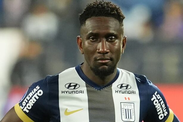 VIDEO Eryc Castillo recibio indignantes comentar El extremo tricolor Eryc Castillo fue víctima de ataques discriminatorios por parte de un periodista peruano. El hecho generó indignación total en Ecuador.