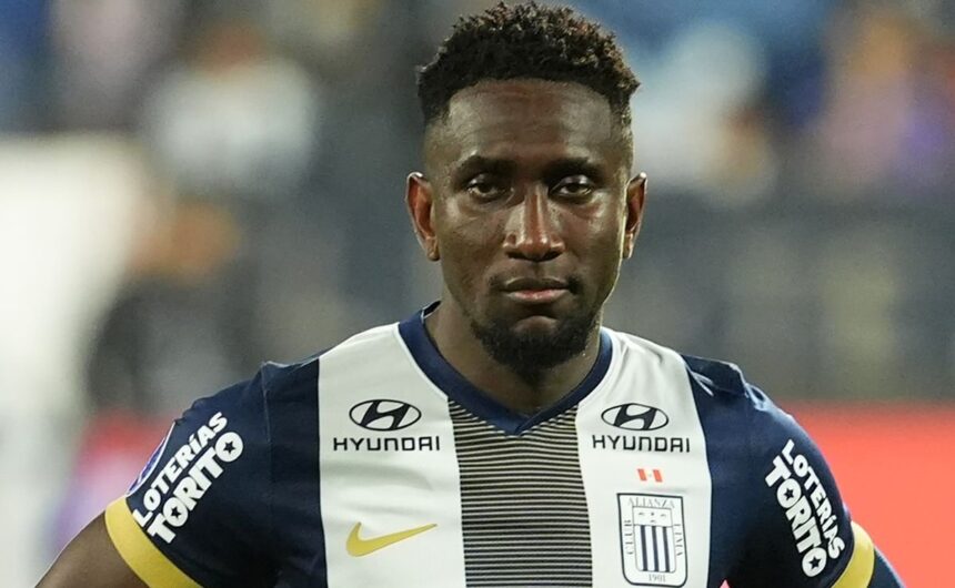 VIDEO Eryc Castillo recibio indignantes comentar El extremo tricolor Eryc Castillo fue víctima de ataques discriminatorios por parte de un periodista peruano. El hecho generó indignación total en Ecuador.