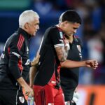 VIDEO Kendry Paez sufrio durisima caida y encien La joven estrella Kendry Páez encendió las alarmas tras un fuerte impacto en el duelo contra River Plate. Se espera el reporte médico de Independiente del Valle.