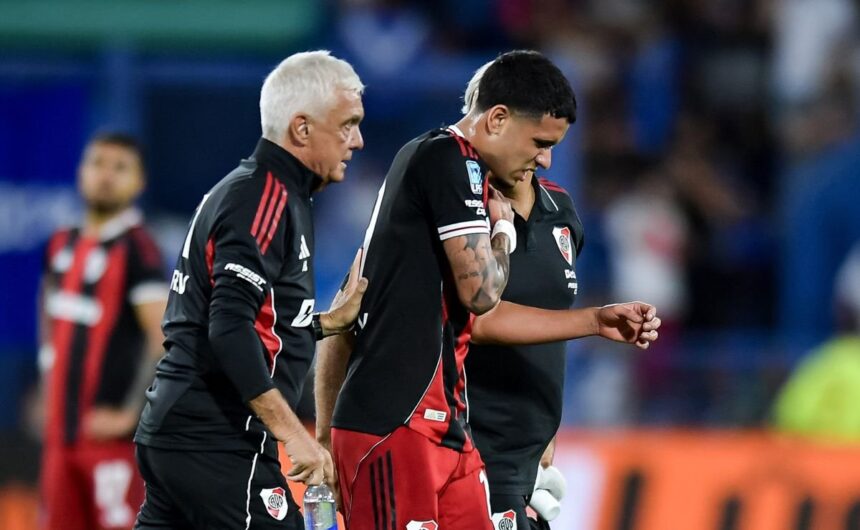 VIDEO Kendry Paez sufrio durisima caida y encien La joven estrella Kendry Páez encendió las alarmas tras un fuerte impacto en el duelo contra River Plate. Se espera el reporte médico de Independiente del Valle.