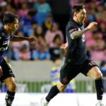 VIDEO Lo hizo enojar El fuerte reclamo de Messi El astro argentino Lionel Messi protagonizó un fuerte cruce verbal con un futbolista de Independiente del Valle que se volvió viral en redes sociales.