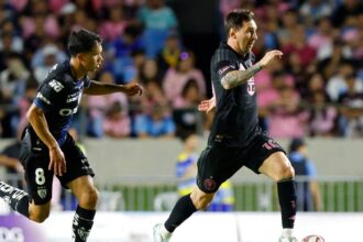 VIDEO Lo hizo enojar El fuerte reclamo de Messi El astro argentino Lionel Messi protagonizó un fuerte cruce verbal con un futbolista de Independiente del Valle que se volvió viral en redes sociales.