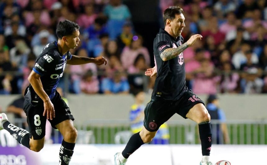 VIDEO Lo hizo enojar El fuerte reclamo de Messi El astro argentino Lionel Messi protagonizó un fuerte cruce verbal con un futbolista de Independiente del Valle que se volvió viral en redes sociales.