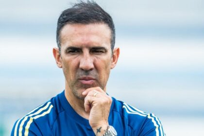Vicente Sanchez pasa la escoba y estos jugadores d El estratega Vicente Sánchez comienza la renovación del Club Sport Emelec, confirmando las primeras bajas en la plantilla del Bombillo para la próxima temporada.