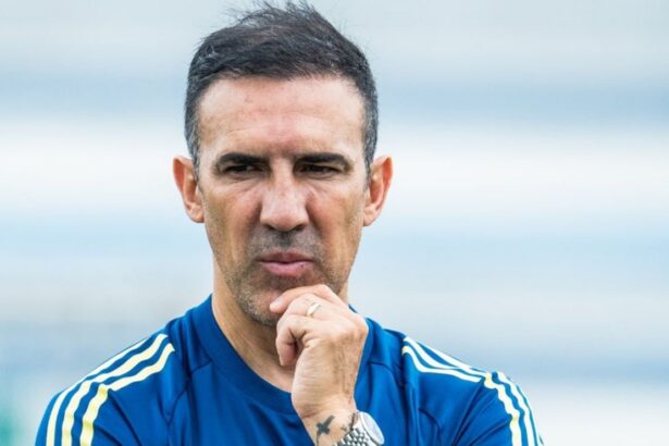 Vicente Sanchez pasa la escoba y estos jugadores d El estratega Vicente Sánchez comienza la renovación del Club Sport Emelec, confirmando las primeras bajas en la plantilla del Bombillo para la próxima temporada.