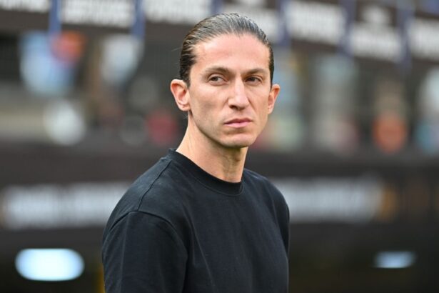 A pesar de que gano 8 0 y clasifico a la final del Pese a golear 8-0 y clasificar a la final del Carioca, el Flamengo anunció la salida de Filipe Luís como entrenador, sacudiendo el fútbol brasileño.