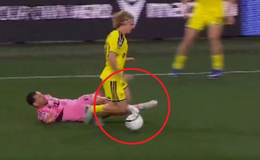 Al minuto 90 y con vientos de hasta 23 kilometros Lionel Messi protagoniza una épica jugada defensiva al minuto 90 bajo condiciones extremas en el duelo entre Inter Miami y Nashville SC.