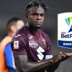 Bombazo Duvan Zapata dejaria Europa y lo ponen de El delantero colombiano **Duván Zapata** analiza su salida del fútbol italiano para concretar un sorpresivo retorno a la **Liga BetPlay** este año.