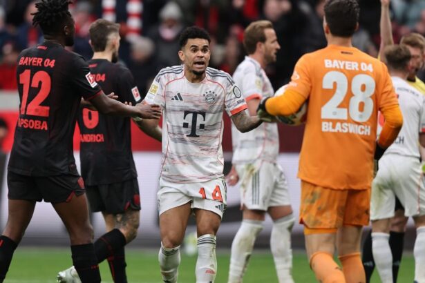 Brutal enojo de Kompany Luis Diaz sale expulsado El atacante Luis Díaz vio la tarjeta roja con el Bayern Múnich, provocando el brutal enojo del técnico Vincent Kompany en una jornada insólita en Alemania.