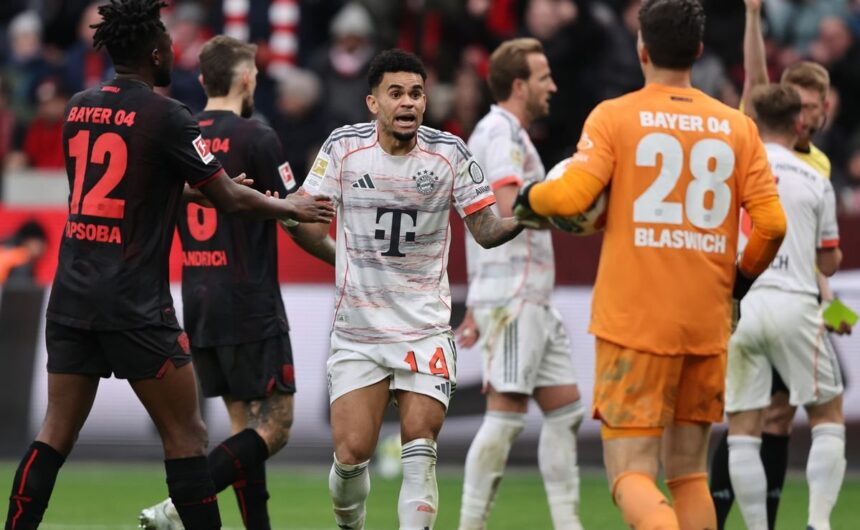 Brutal enojo de Kompany Luis Diaz sale expulsado El atacante Luis Díaz vio la tarjeta roja con el Bayern Múnich, provocando el brutal enojo del técnico Vincent Kompany en una jornada insólita en Alemania.