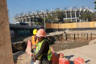 FIFA mete presion a las reformas del Estadio Aztec La FIFA muestra su preocupación ante el retraso en las reformas del Estadio Azteca, lo que pondría en riesgo la sede del partido inaugural del Mundial.