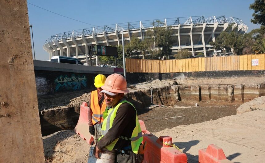 FIFA mete presion a las reformas del Estadio Aztec La FIFA muestra su preocupación ante el retraso en las reformas del Estadio Azteca, lo que pondría en riesgo la sede del partido inaugural del Mundial.