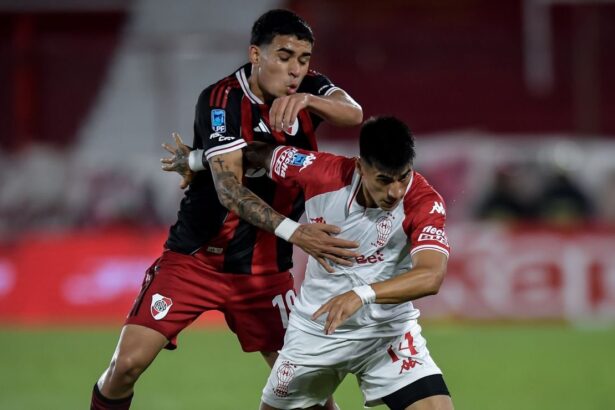 Hemos sido estafados. Hinchas de River Plate ex La hinchada de River Plate arremetió contra el ecuatoriano Kendry Páez, calificando su rendimiento de decepcionante en el inicio de la era de Eduardo Coudet.