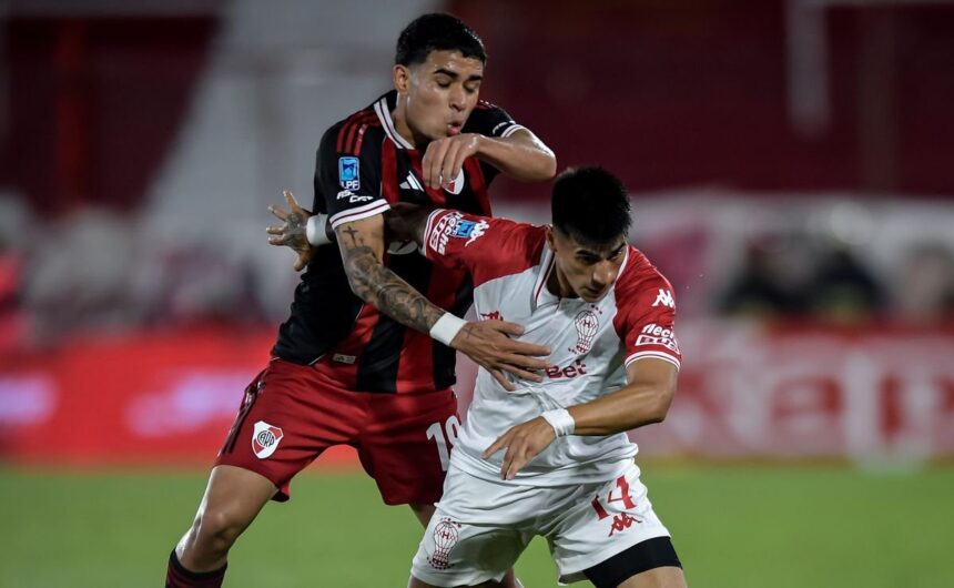 Hemos sido estafados. Hinchas de River Plate ex La hinchada de River Plate arremetió contra el ecuatoriano Kendry Páez, calificando su rendimiento de decepcionante en el inicio de la era de Eduardo Coudet.