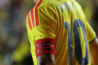 Jugadores malos en sus clubes pero grandes figura Analizamos el curioso fenómeno de los futbolistas que brillan con su selección nacional pero mantienen un rendimiento discreto en sus equipos.