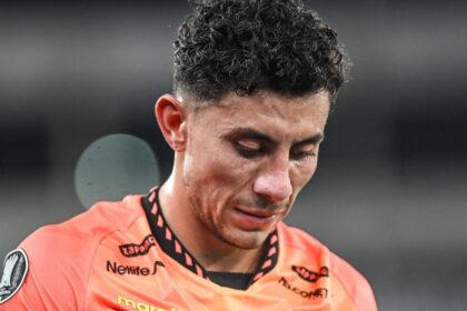 Los peores pronosticos Revelan los primeros detal El volante ecuatoriano **Joao Rojas** enfrentará una larga recuperación tras confirmarse una fractura de peroné que lo aleja de las canchas con **Barcelona SC**.